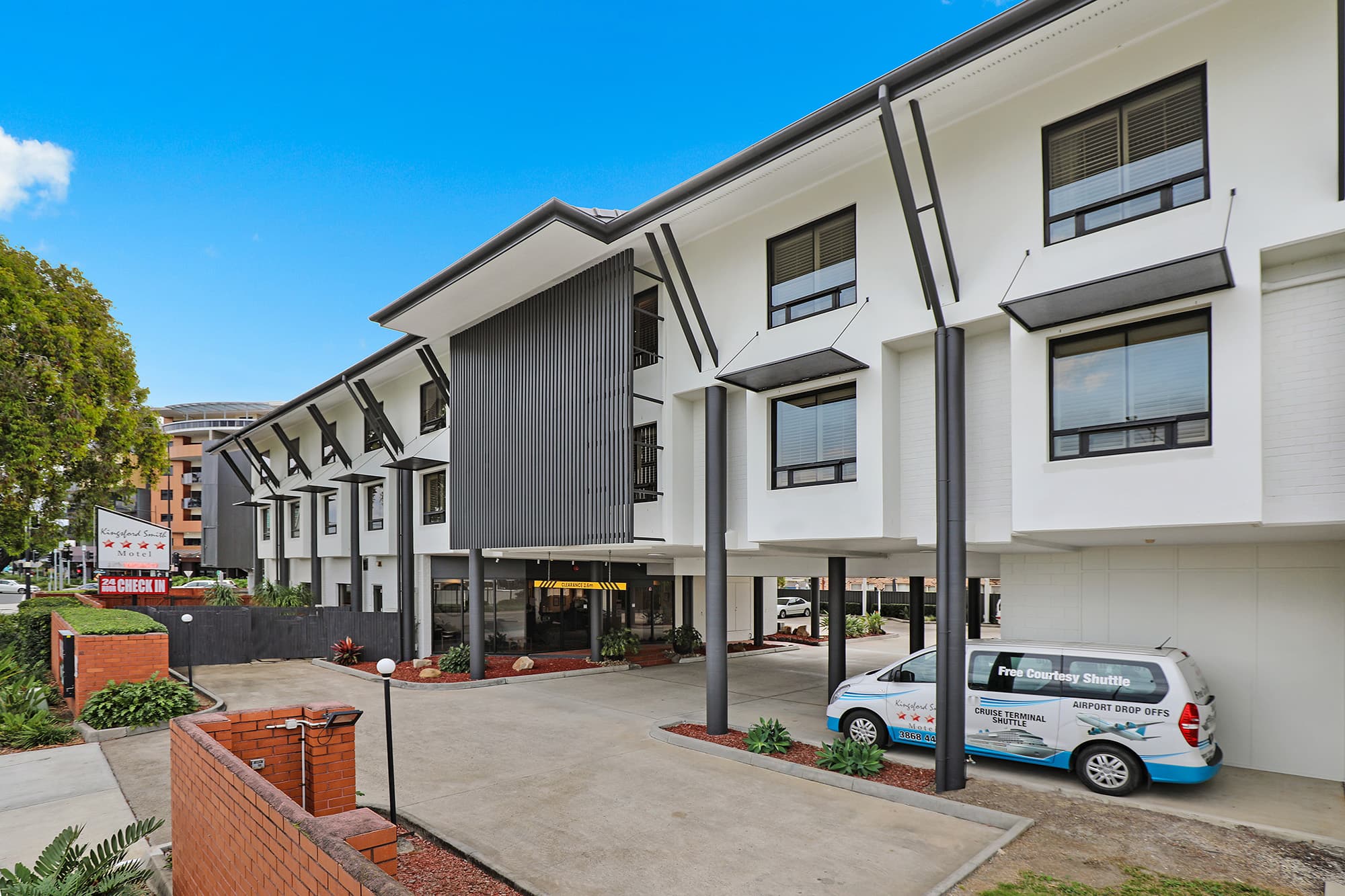 Kingsford Smith Motel by DHPainting