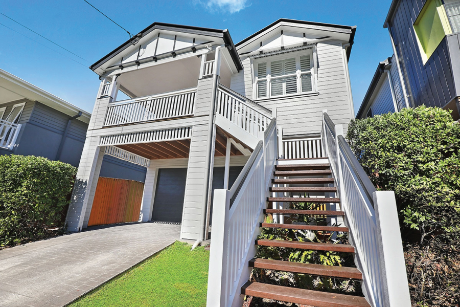 Due to their elevation on stumps, painting Queenslander homes often required the use of access equipment